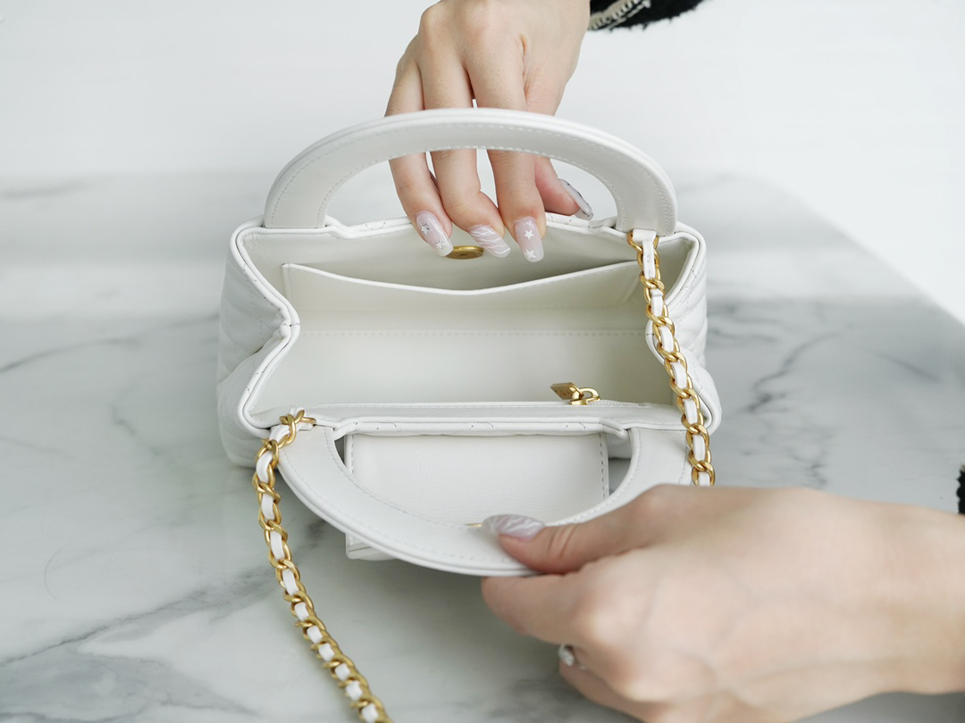 シャネル「Chanel」ケリー ハンドルバッグ ホワイト ラージサイズ — 純白のエレガンスと機能性の究極バランス