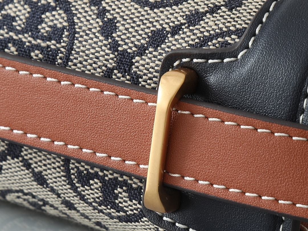 セリーヌ「Celine」ELEANOR モノグラム レザー ショルダーバッグ