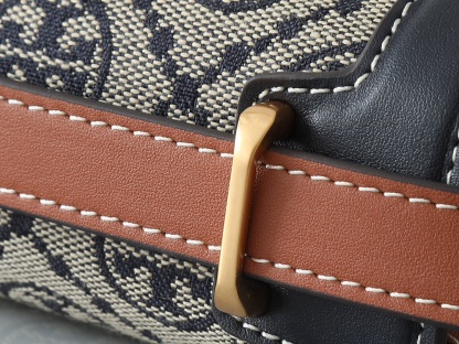 セリーヌ「Celine」ELEANOR モノグラム レザー ショルダーバッグ