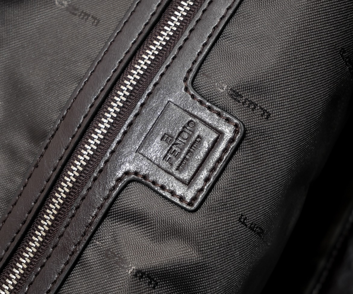 フェンディ「Fendi」ロゴ ラージトートバッグ