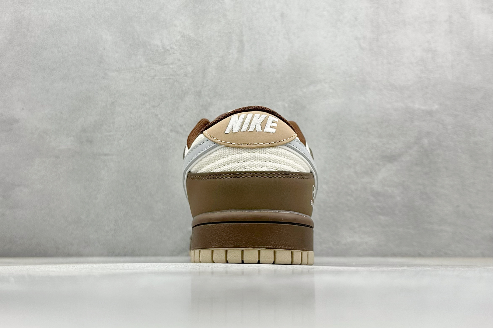 「コラボモデル」Balenciaga x NikeSB Dunk Low "White/Brown/Grey Mini Swoosh" スケートシューズ