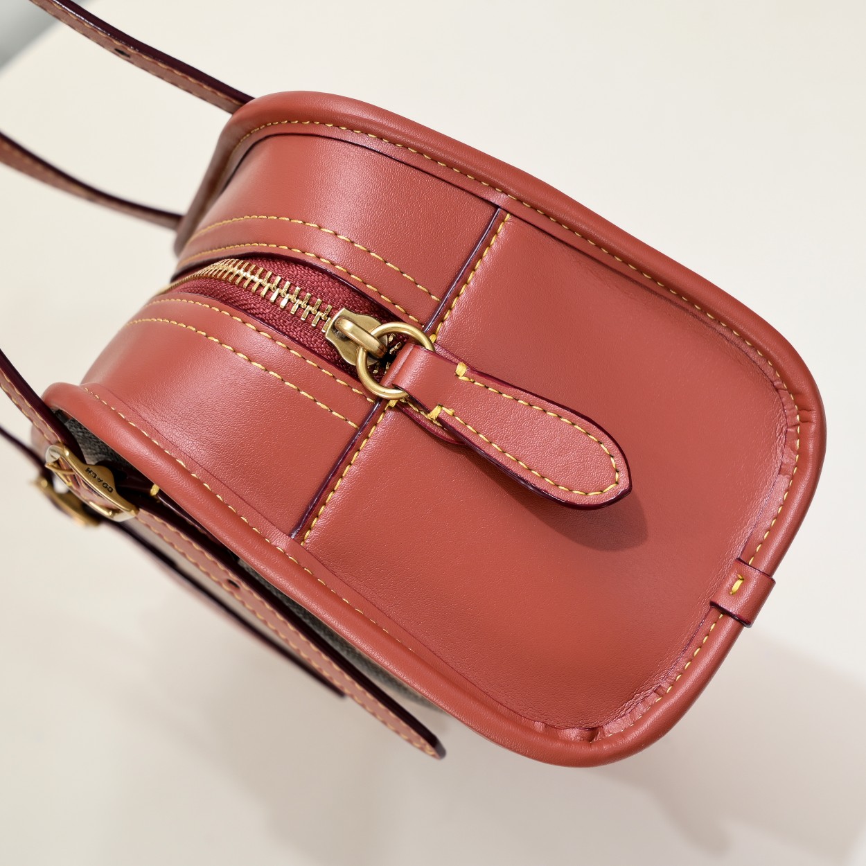 コーチ「Coach」SWING ZIP ショルダーバッグ シルエット