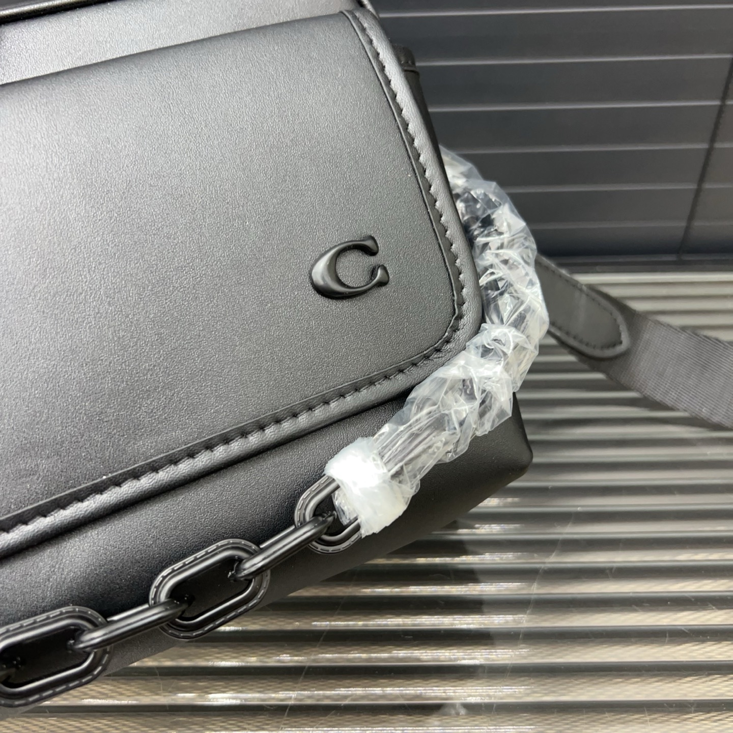 コーチ「Coach」CHARTER FLAP 24 クロスボディーバッグ