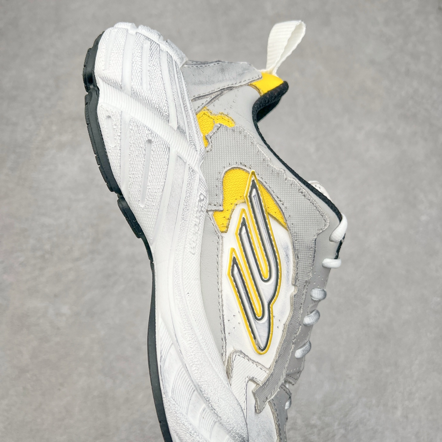 バレンシアガ「Balenciaga」ラウンドつま先のプラットフォームスニーカー