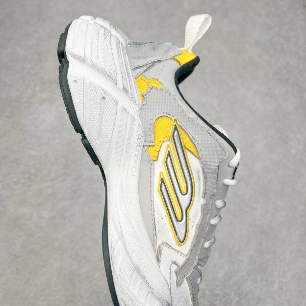 バレンシアガ「Balenciaga」ラウンドつま先のプラットフォームスニーカー