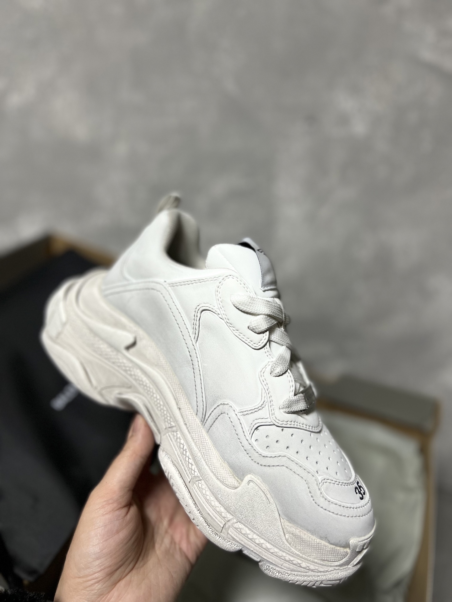 バレンシアガ「Balenciaga」ラウンドつま先のプラットフォームスニーカー