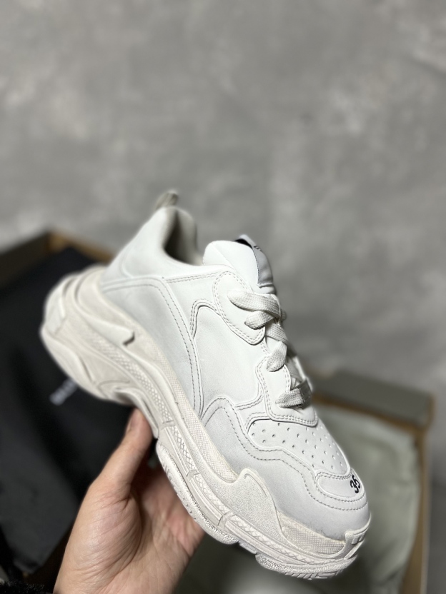 バレンシアガ「Balenciaga」ラウンドつま先のプラットフォームスニーカー