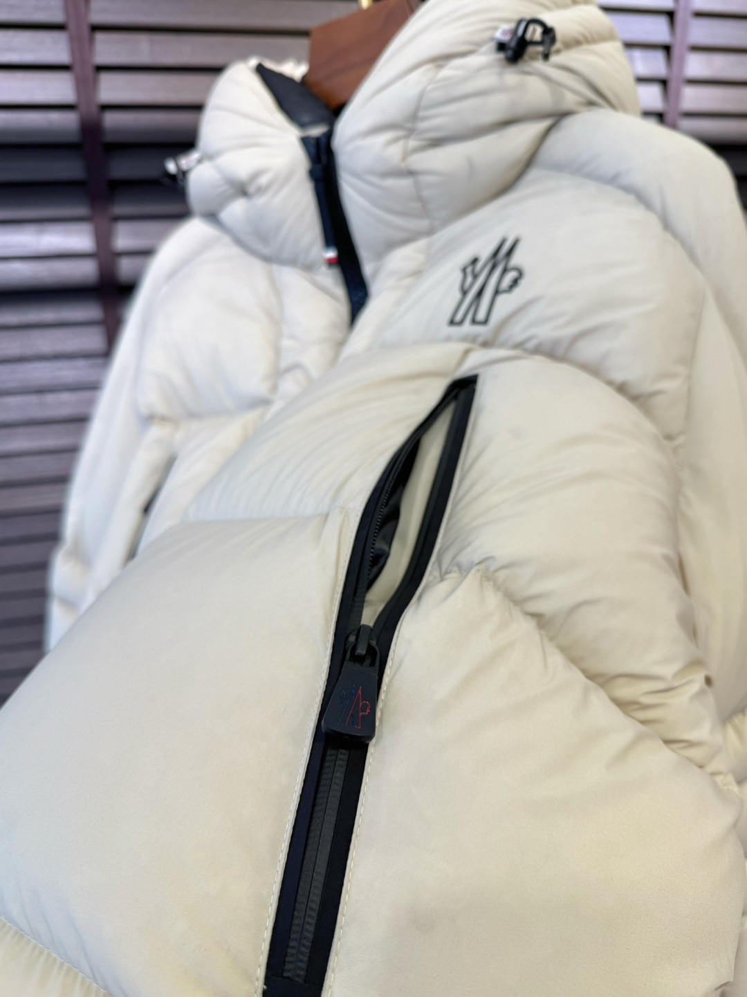 モンクレール「Moncler」フード付きスタンドカラーダウンジャケット