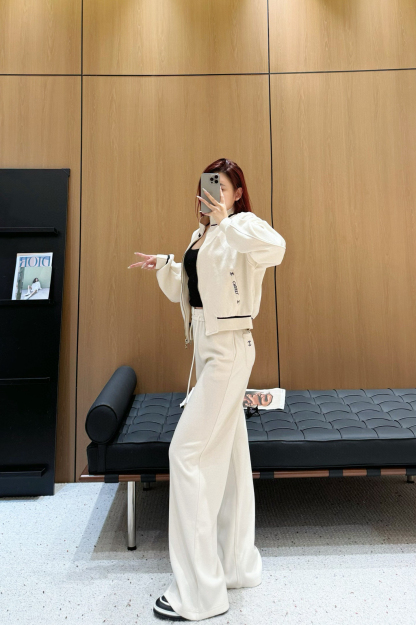 シャネル「Chanel」スタンドカラー ジップアップ パーカ & ドローストリング パンツ セット