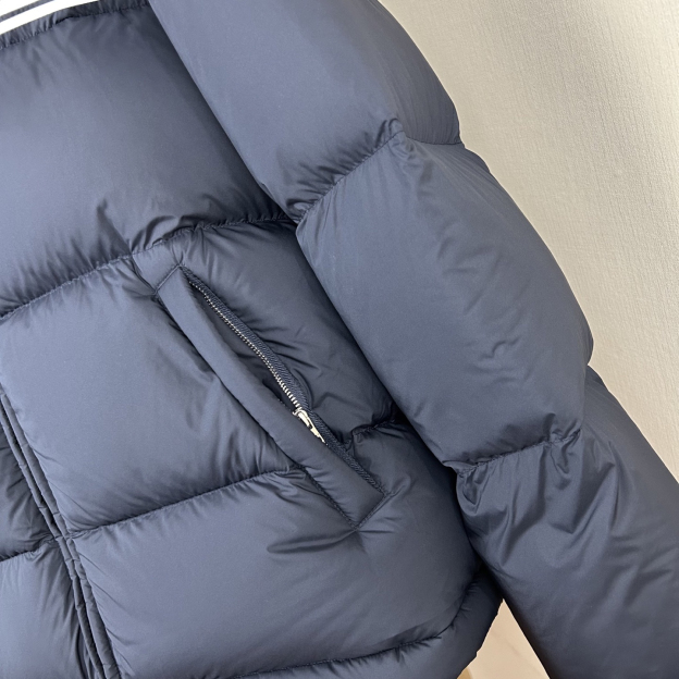 グッチ「Gucci」ストライプ プリント ダウンジャケット