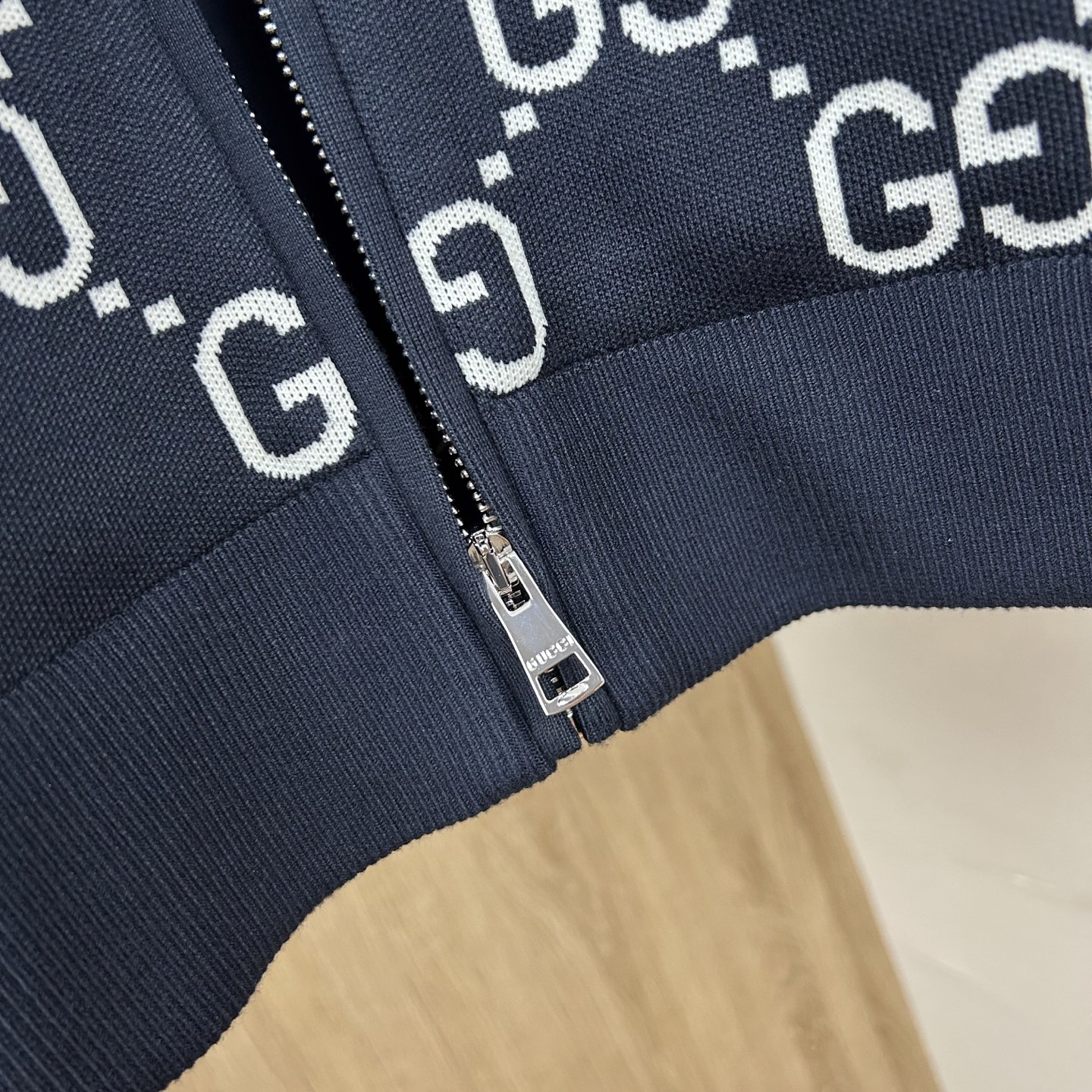 グッチ「Gucci」フルジャカードロゴ スタンドカラー ジップフロント ニットジャケット