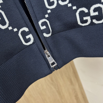 グッチ「Gucci」フルジャカードロゴ スタンドカラー ジップフロント ニットジャケット