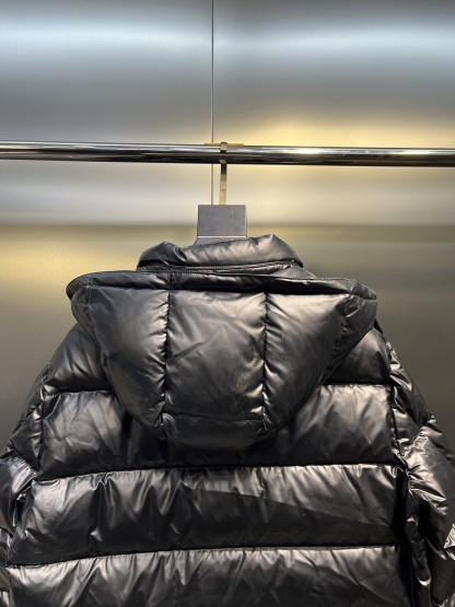 プラダ「Prada」カラーブロック ダウンジャケット