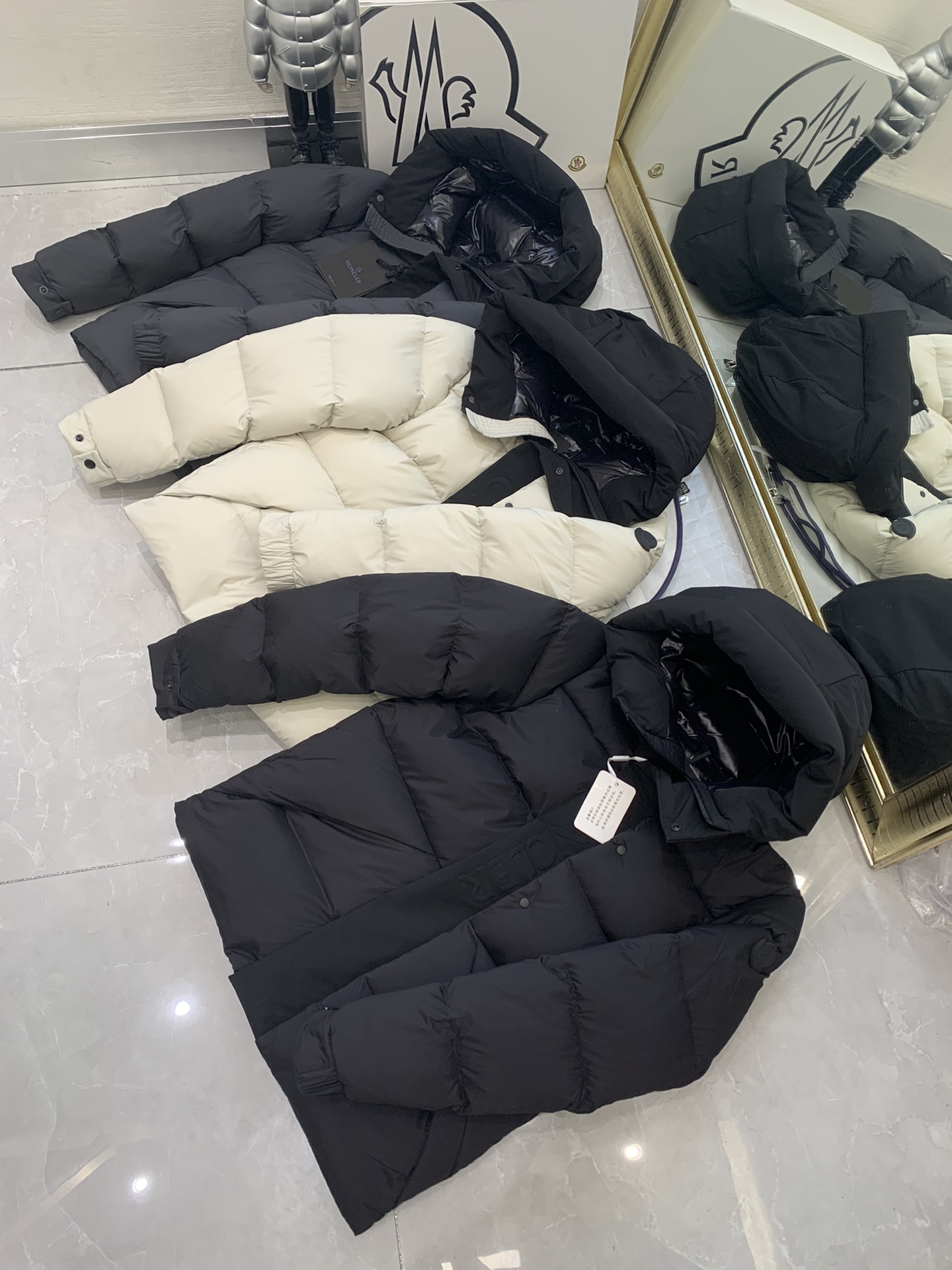 モンクレール「Moncler」パッチワーク フード付きダウンジャケット