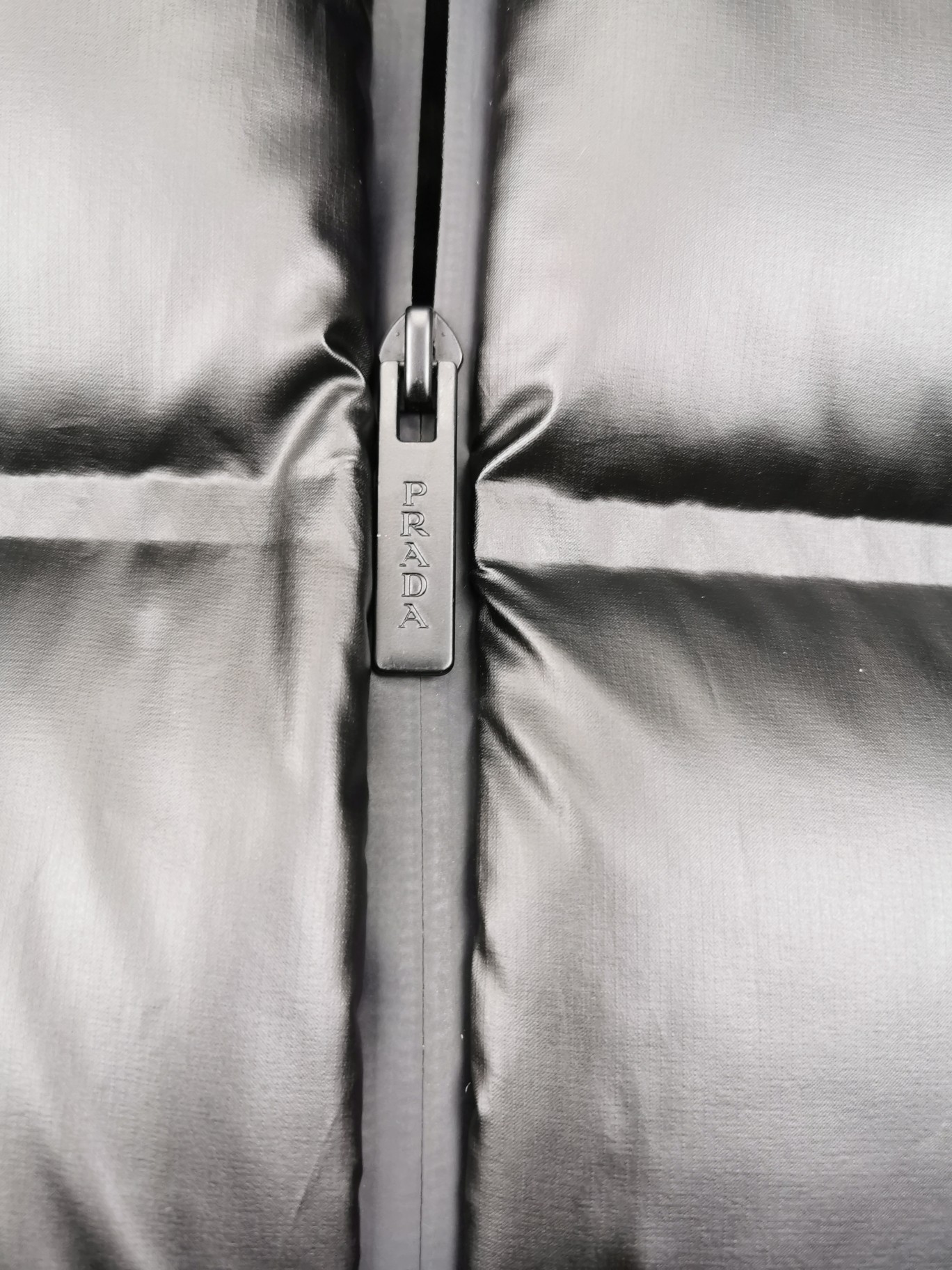 プラダ「Prada」フード付き ショート ダウンジャケット