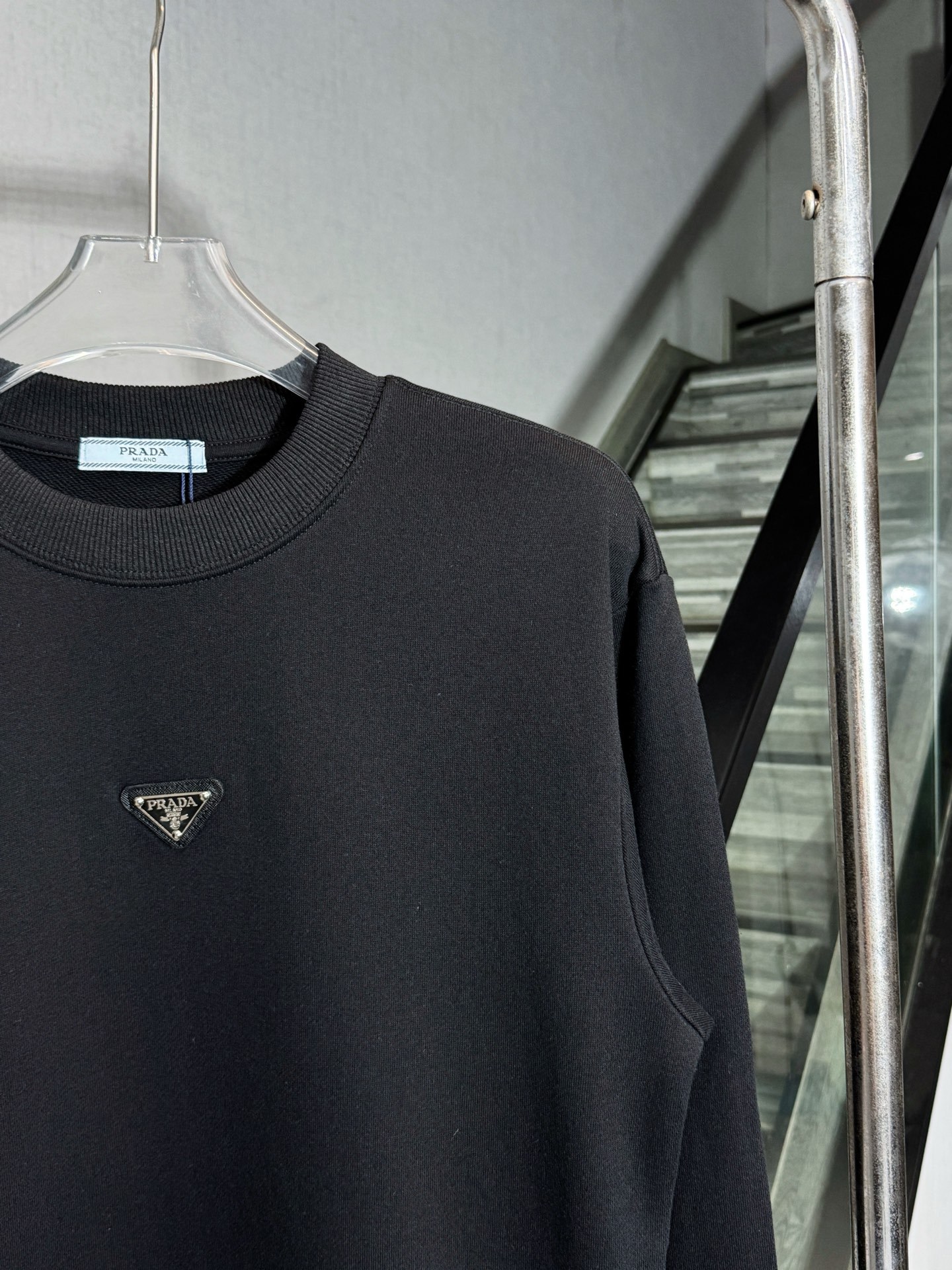 プラダ「Prada」トライアングル ロゴ クルーネック スウェットシャツ