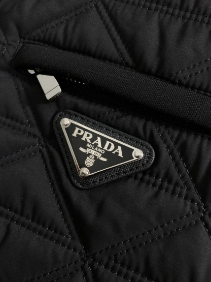 プラダ「Prada」トライアングル ジップポケット スウェットシャツ