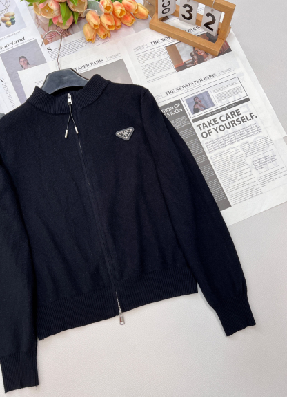 プラダ「Prada」ジップ フード ニット ジャケット