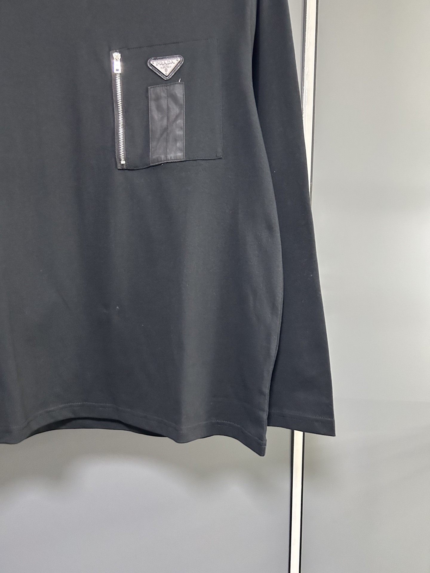 プラダ「Prada」ジップポケット ロングスリーブ Tシャツ