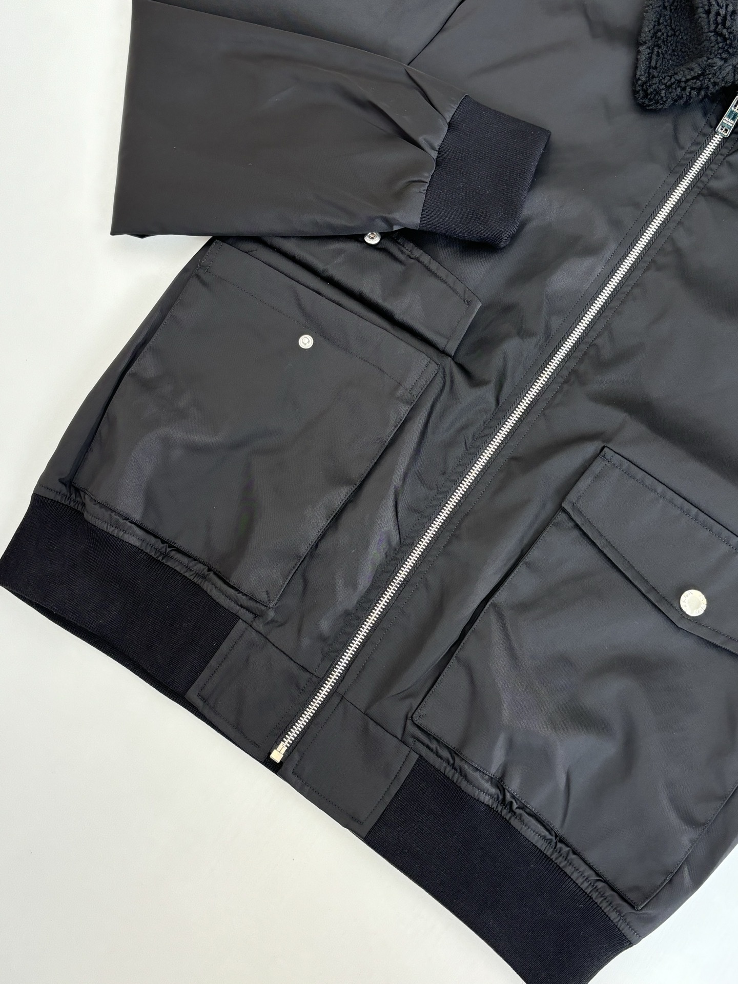 プラダ「Prada」フード付き リサイクル ナイロン ジャケット