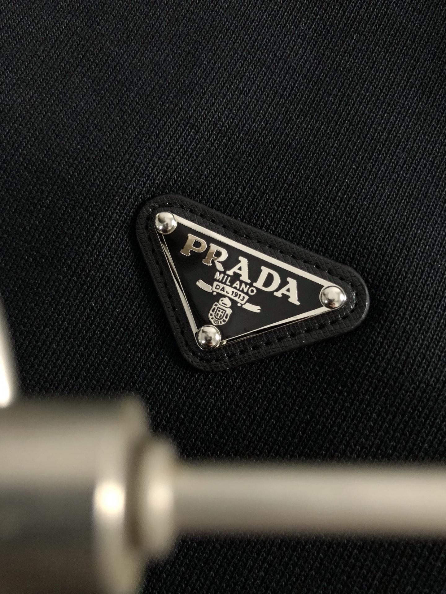 プラダ「Prada」メタル トライアングル ロゴ スタンドカラー ジャケット