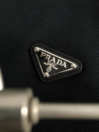 プラダ「Prada」メタル トライアングル ロゴ スタンドカラー ジャケット