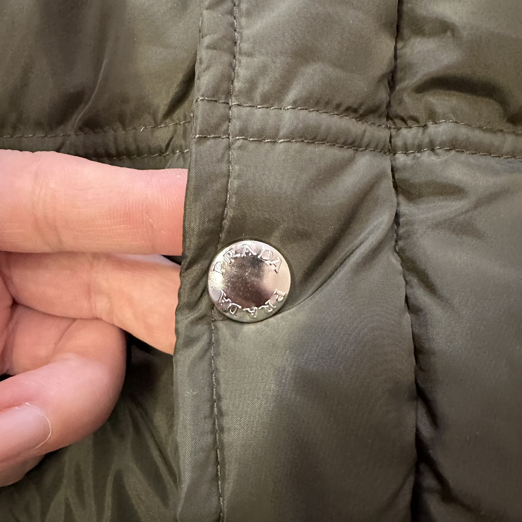 プラダ「Prada」フード付き ダウンジャケット