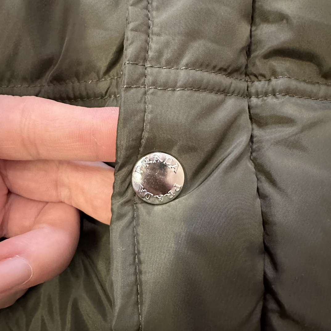 プラダ「Prada」フード付き ダウンジャケット