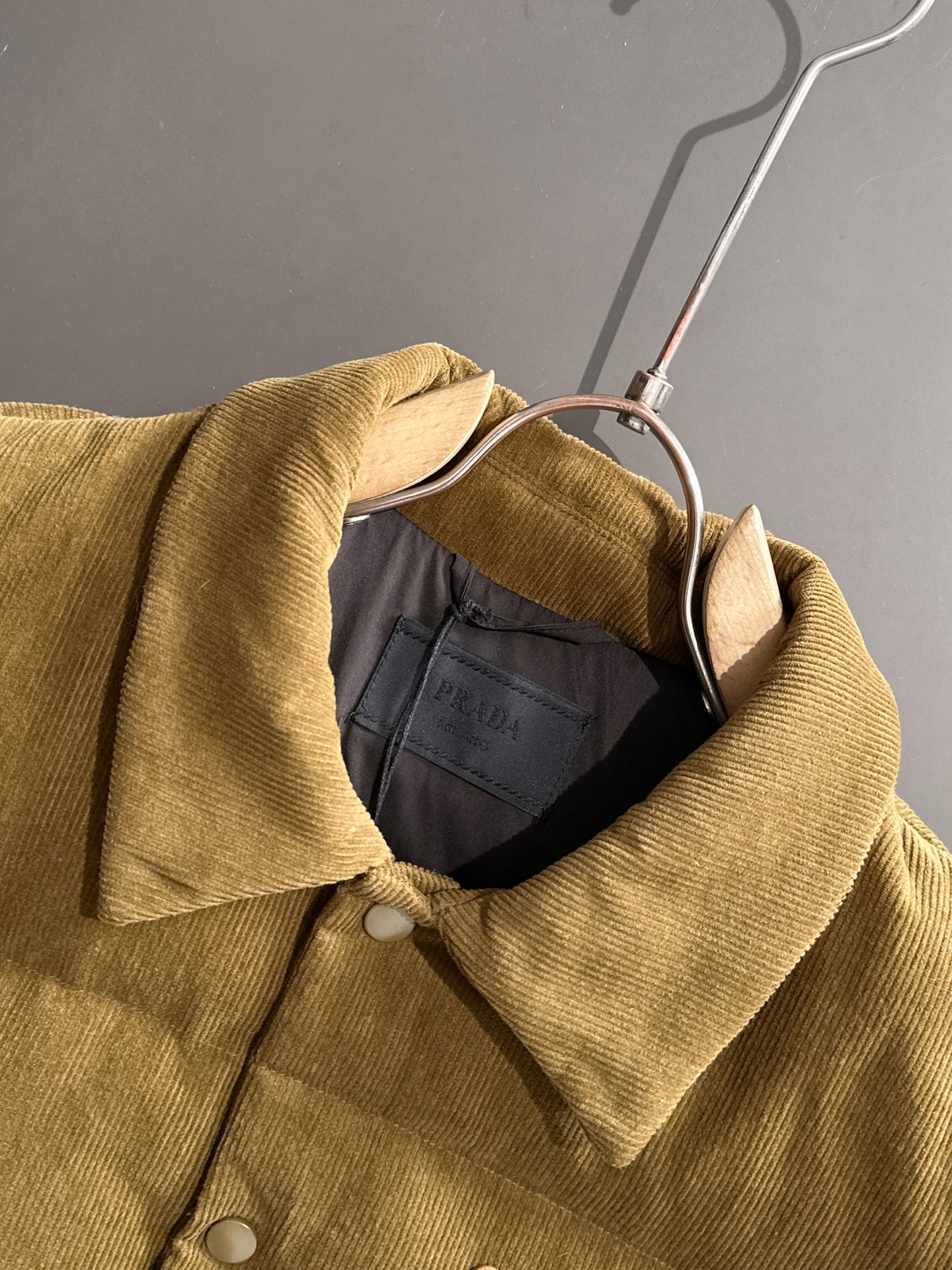 プラダ「Prada」コーデュロイ ダウン ジャケット