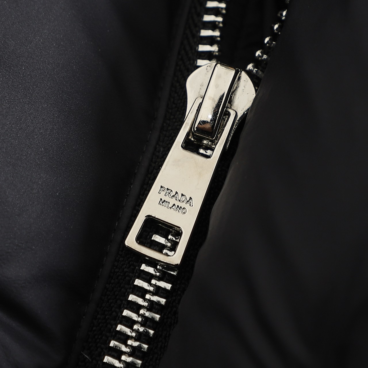 プラダ「Prada」リサイクル ナイロン ダウン ジャケット