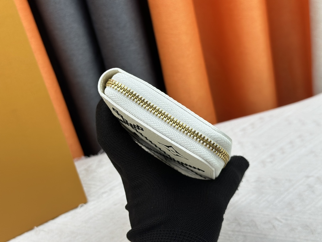 ルイ・ヴィトン ジッピー･ウォレット「エンボス 刺繍」