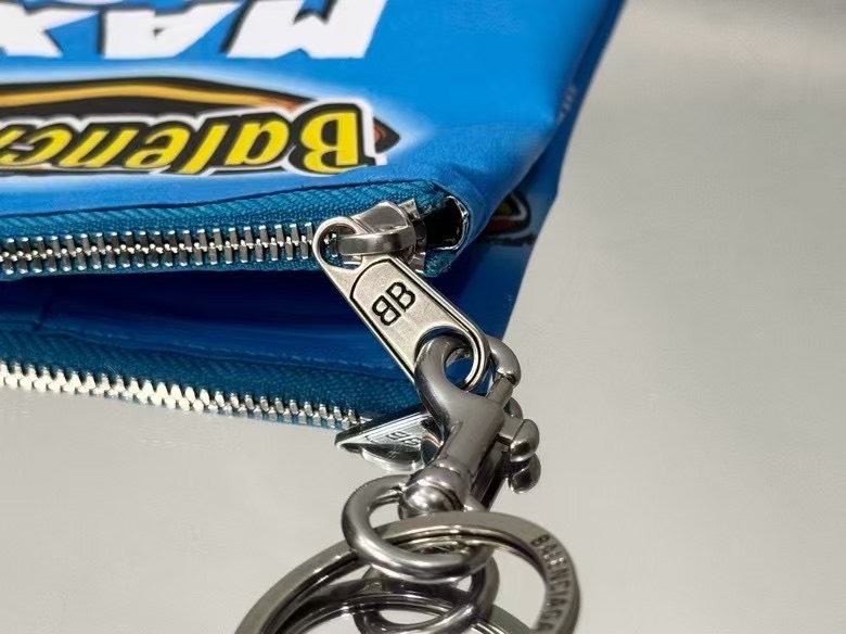 バレンシアガ「Balenciaga」CHIPS スマホポーチ