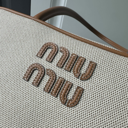 ミュウミュウ「Miu Miu」ポーリング シリーズ カンバス トートバッグ