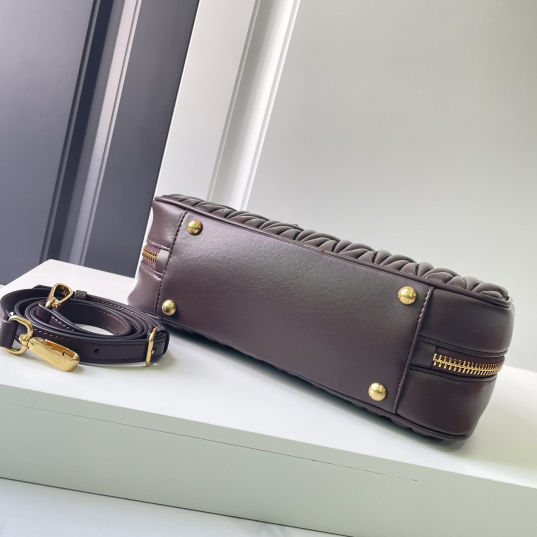 ミュウミュウ「Miu Miu」ボウリングバッグ 2025SSコレクション レザーショルダーバッグ