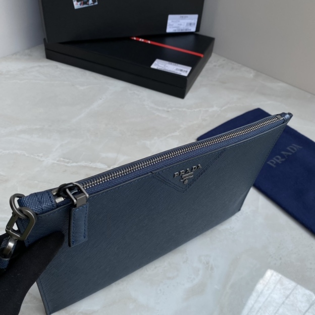 プラダ「Prada」ロゴアイテム クラッチバッグ