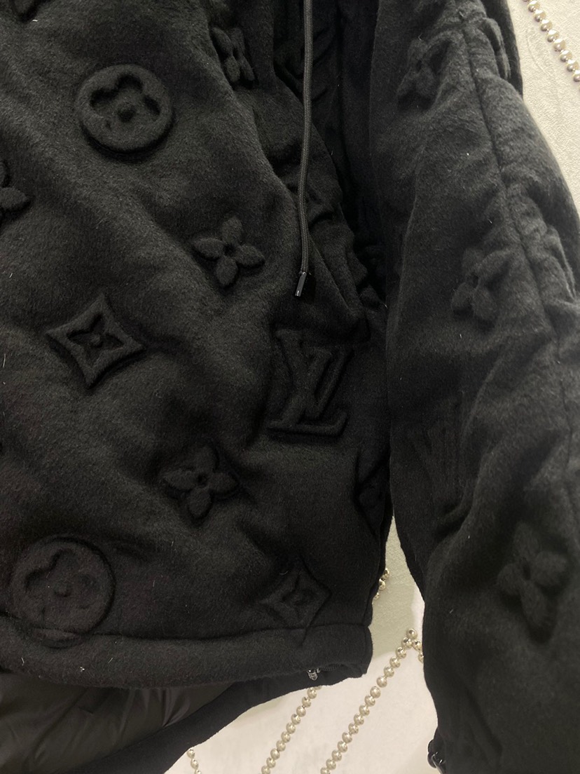 ルイ・ヴィトン「Louis Vuitton」ドゥ-マイユ エンボス加工 ダウンジャケット