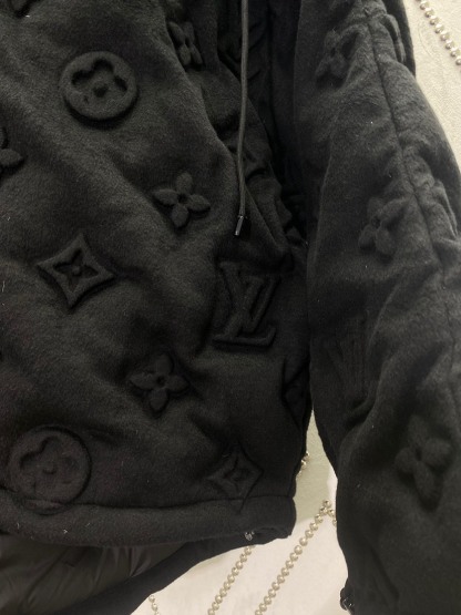 ルイ・ヴィトン「Louis Vuitton」ドゥ-マイユ エンボス加工 ダウンジャケット