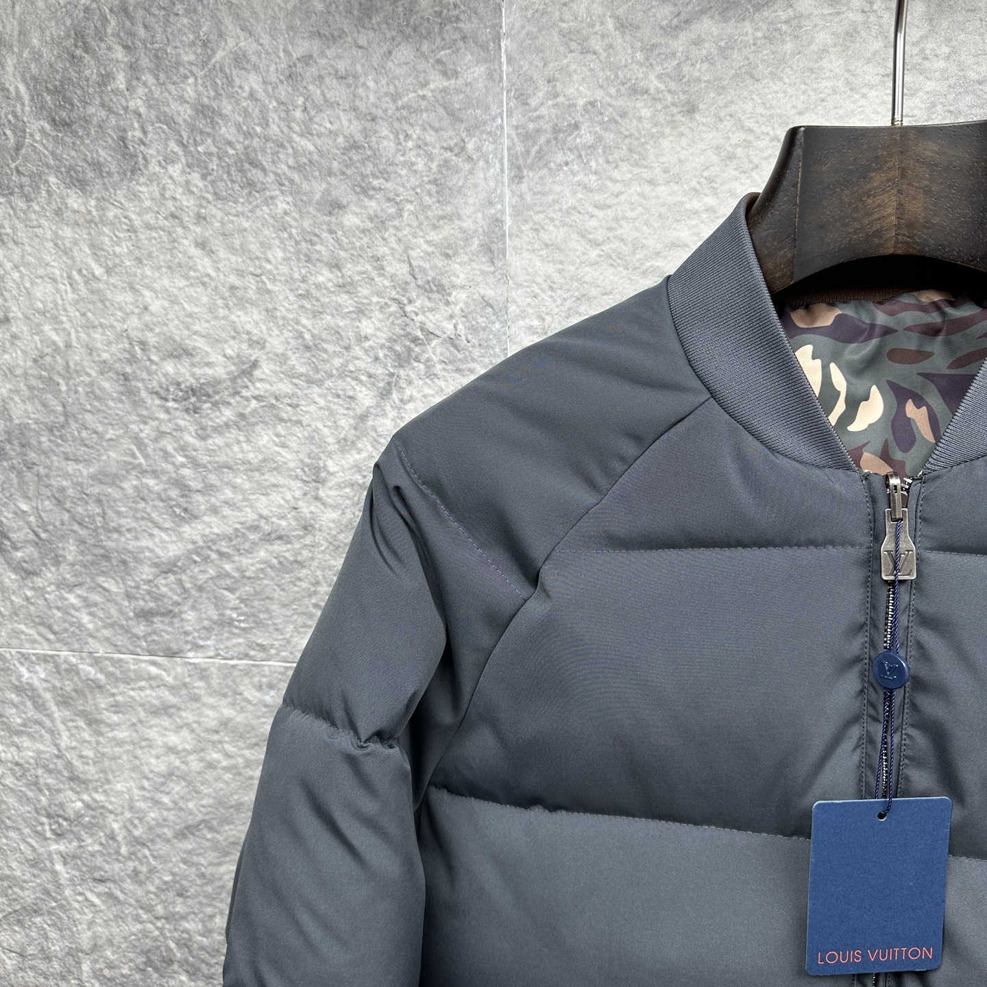 ルイ・ヴィトン「Louis Vuitton」ロゴ プリント ダウンジャケット