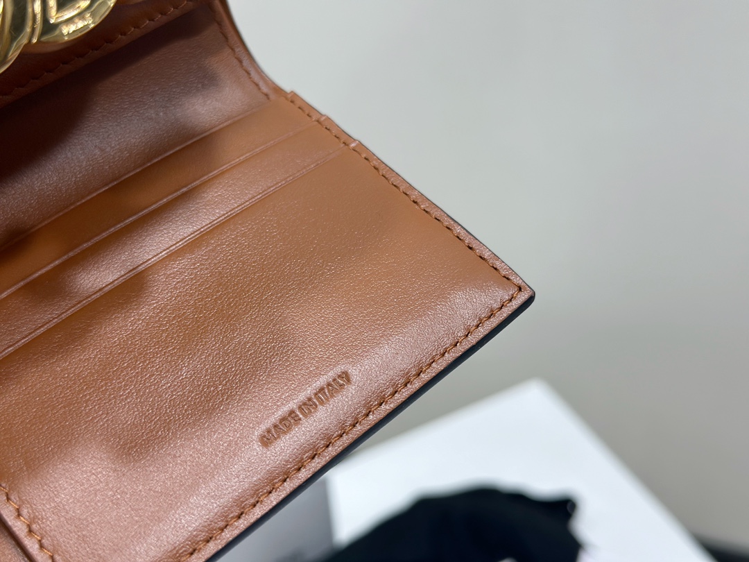 セリーヌ「Celine」Triomphe キャンバス & レザー フラップ ウォレット