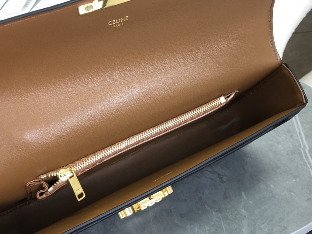 セリーヌ「Celine」チェーンアームホール トリアンフ ウォレット オン チェーン