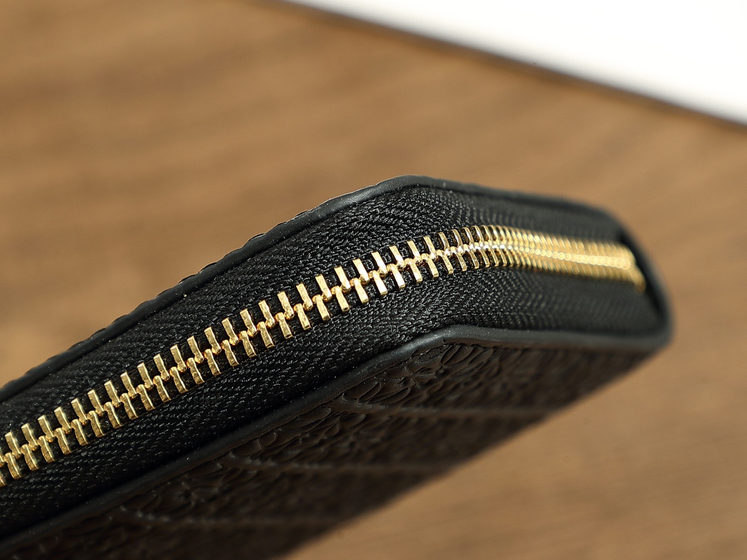 ロエベ「Loewe」ジッパー付き財布