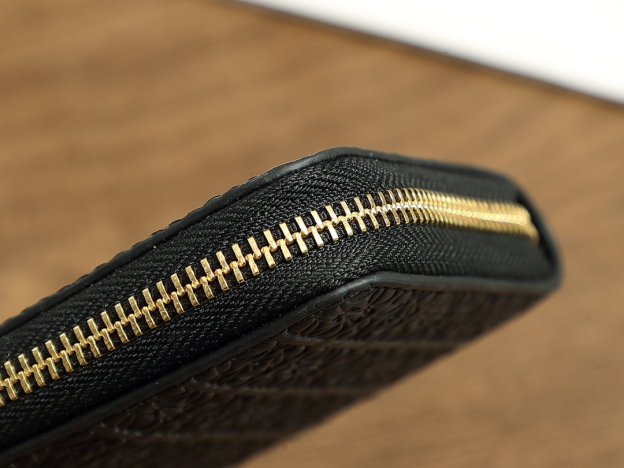 ロエベ「Loewe」ジッパー付き財布