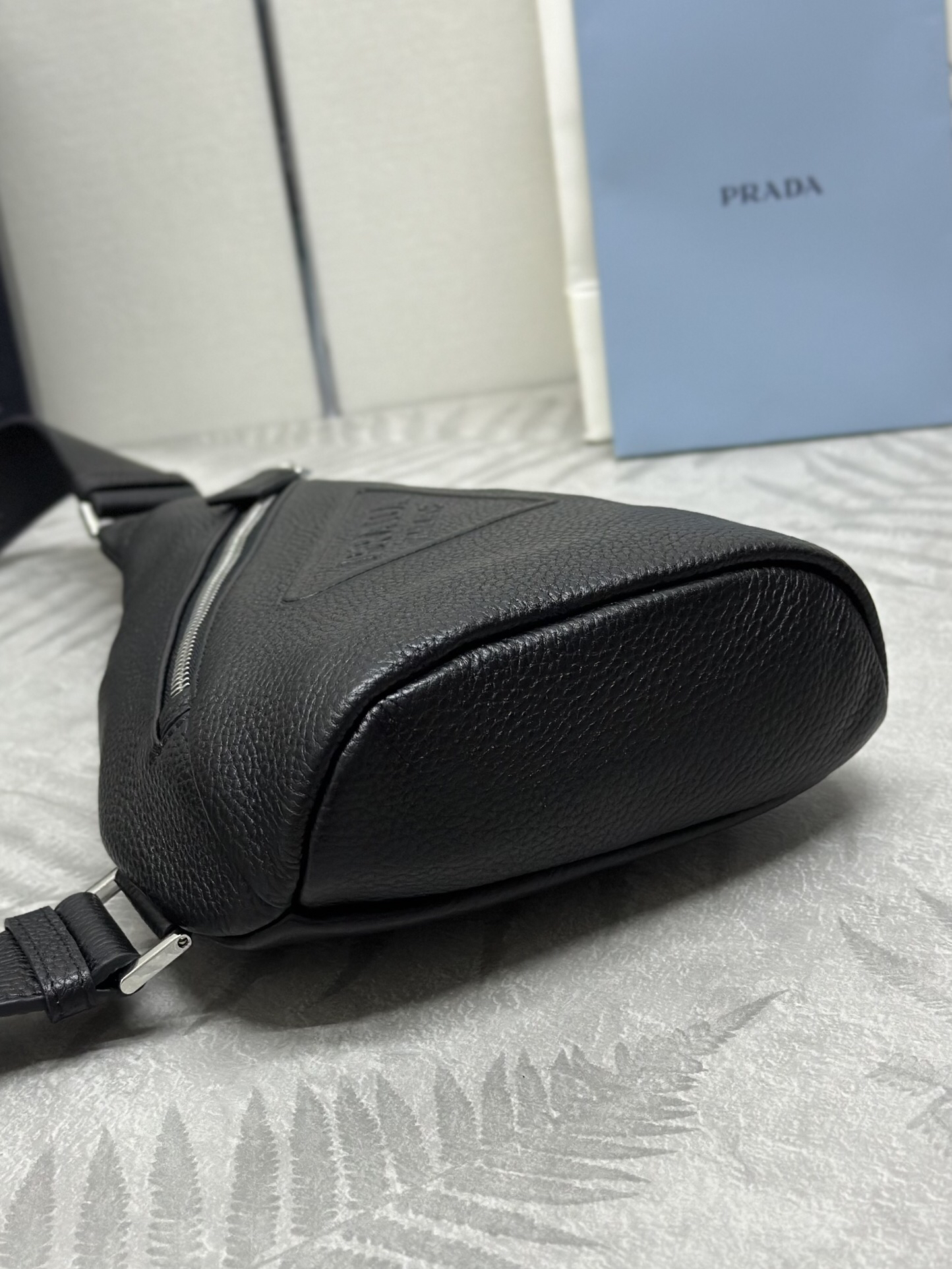 プラダ「Prada」ディアスキン チェストバッグ