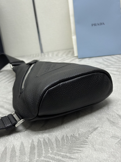 プラダ「Prada」ディアスキン チェストバッグ
