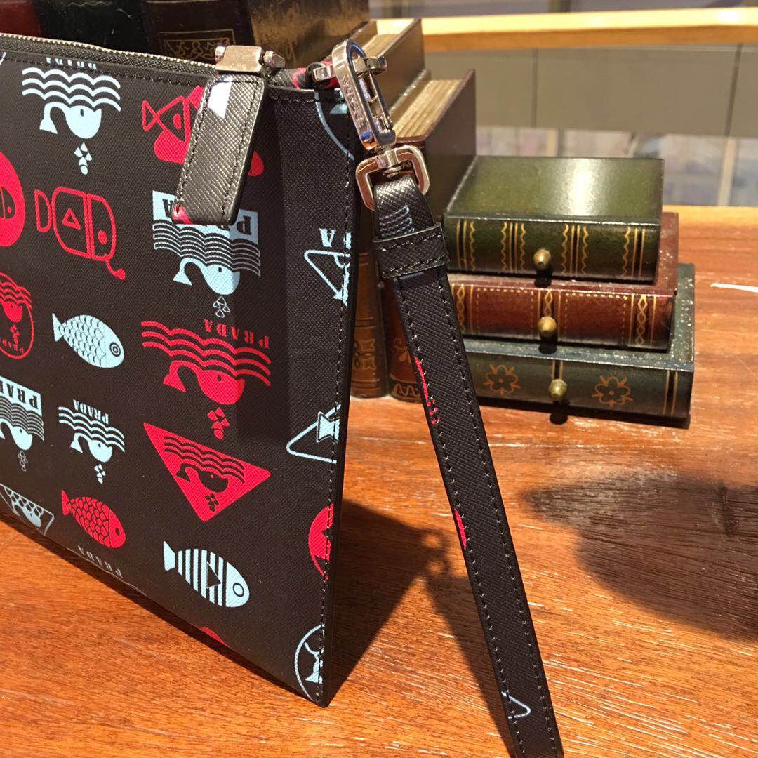 プラダ「Prada」2025春夏 リミテッドコレクション レザーポシェット ハンドバッグ