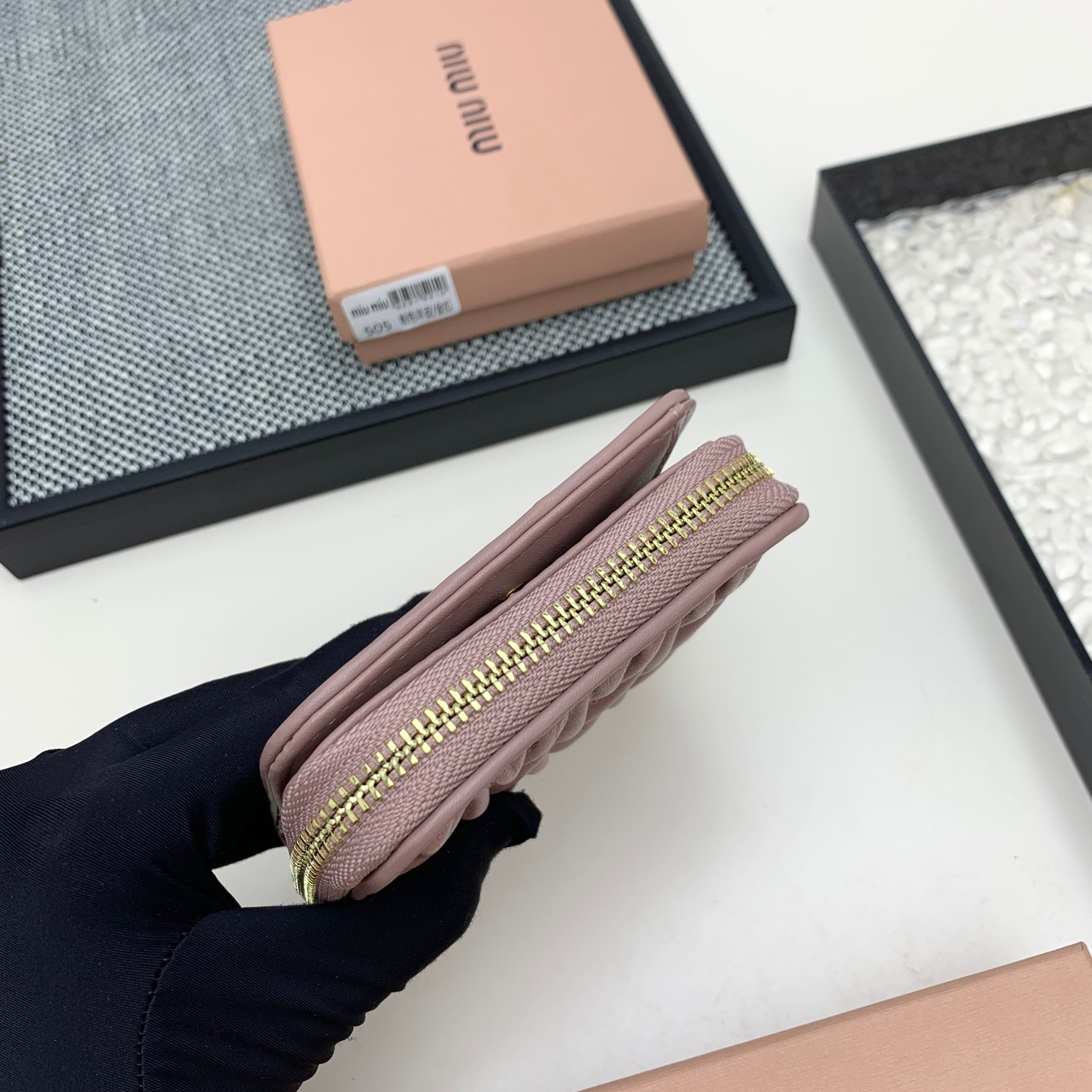 ミュウミュウ「Miu Miu」マテラッセレザー  ジップアラウンド財布