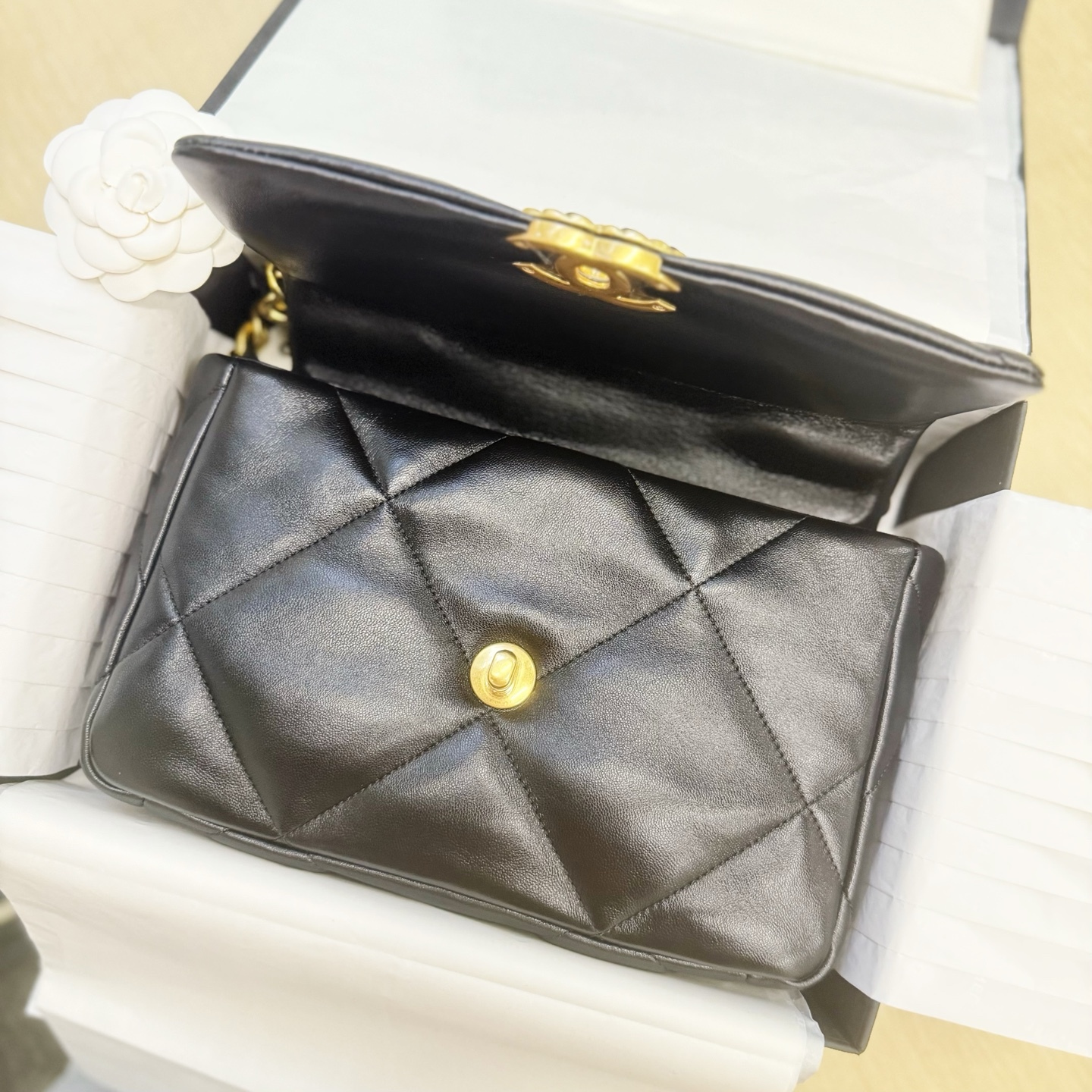 シャネル「Chanel」バッグ ミディアムサイ