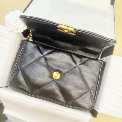 シャネル「Chanel」バッグ ミディアムサイ