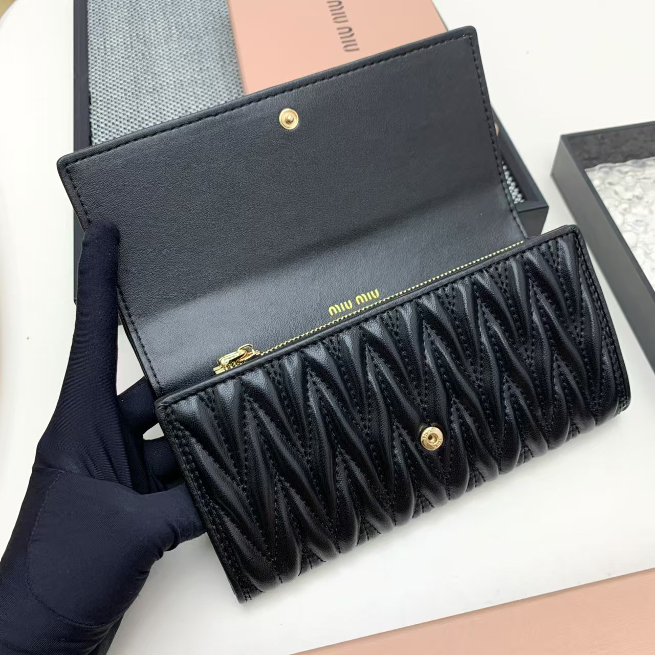 ミュウミュウ「Miu Miu」マテラッセレザー  折り長財布