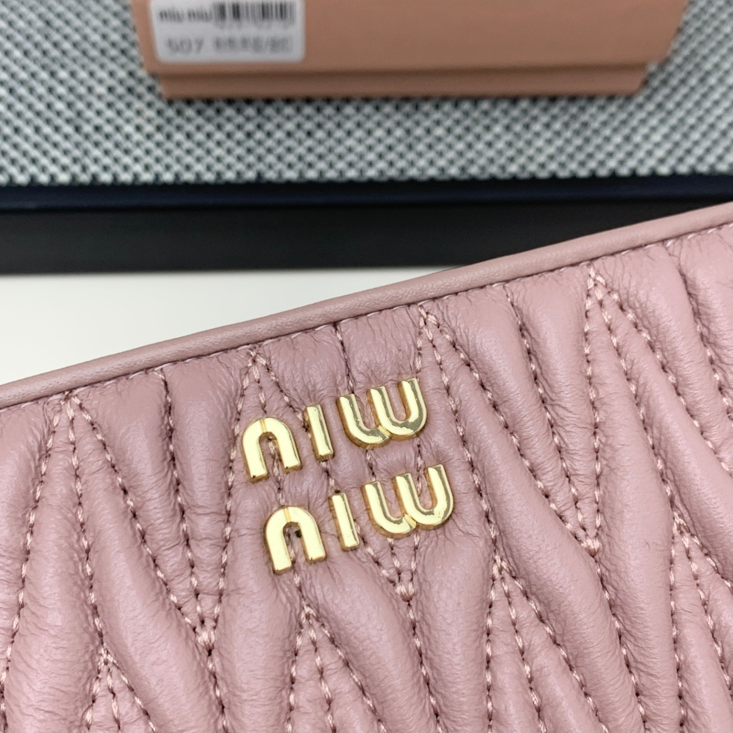 ミュウミュウ「Miu Miu」マテラッセレザー ジップアラウンド 折り財布